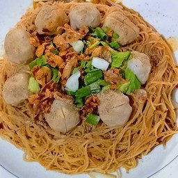 ก๋วยเตี๋ยวคลุกซอสก๋วยเตี๋ยวแห้งเข้มข้น ลูกชิ้นหมูล้วน