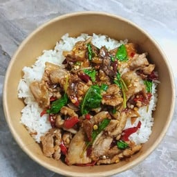 ข้าวหมูสามชั้นสไลด์ผัดกระเพรา