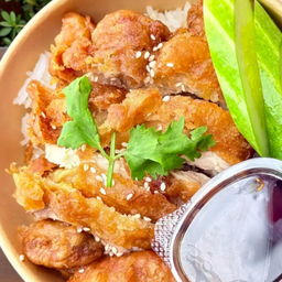 ข้าวไก่ทอด น้ำจิ้มแจ่ว