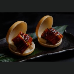 ข้าวซูชิหน้า ปลาไหลย่าง cheese ห่อด้วยเวเฟอร์โมนากะ (1 pcs)