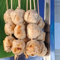 หมูปิ้ง5บาทข้างร้านไพรศาลจักรยาน