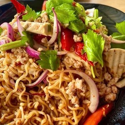 ยำมาม่าหมูสับ+หมูยอ