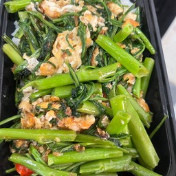 ผัดผักบุ้ง  ราดข้าว (เลือกเนื้อสัตว์ได้เลยจ้า)