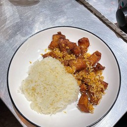 ข้าวเหนียวหมูสามชั้นทอด