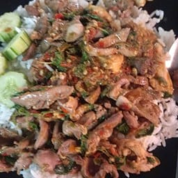 กระเพราเครื่องในไก่