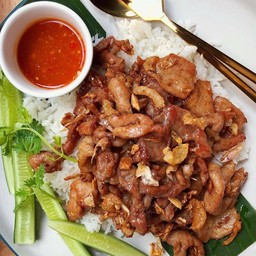 ข้าวหมูชิ้นทอดกระเทียม