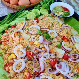 ข้าวผัดไข่ปลาหมึก