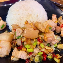 สามชั้นคั่วพริกเกลือราดข้าว