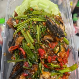 ผัดผักบุ้งปลากระป๋อง  ราดข้าว