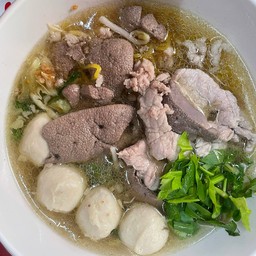 ก๋วยเตี๋ยวรวมเครื่องในหมู