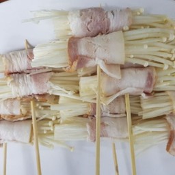 สามชั้นพันเห็ดเข็มทอง