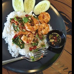 กระเพรารวมมิตร หมู ไก่ กุ้ง (กับข้าว)