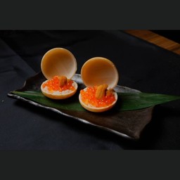 ข้าวซูชิหน้าอูนิและอิคุระห่อด้วยเวเฟอร์โมนากะ (1 pcs)