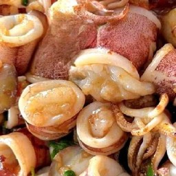 กะเพราหมึกไข่แดดเดียว by ครัวสบายพุง ปั้มน้ำมัน PT