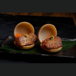 ข้าวซูชิหน้าตับห่านย่างและแซลมอนห่อด้วยเวเฟอร์โมนากะ (2 pcs)