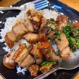 กะเพราหมูกรอบราดข้าว
