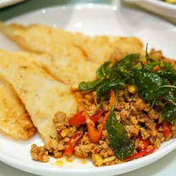 เส้นใหญ่ทอดกรอบผัดกะเพรา