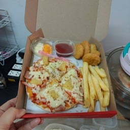 Pizza S + เฟรนช์ฟรายส์ + นักเก็ต