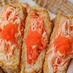 แซนด์วิชทอดไส้ทะลัก ( ปูอัดไข่กุ้ง )