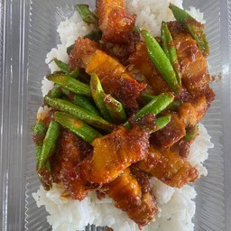 ข้าวพริกแกงหมูกรอบ