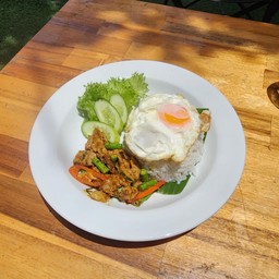 ข้าวผัดพริกแกงหมู+ไข่ดาว