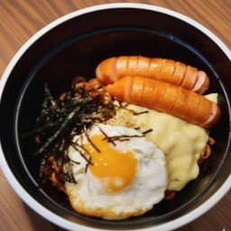 รามยอนใส้กรอกชีสไข่ดาว