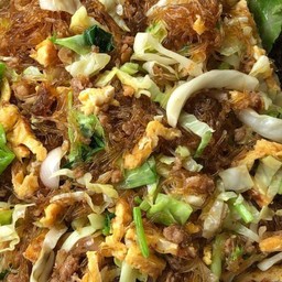 ข้าวหน้าผัดวุ้นเส้นหมูสับกะหล่ำปลีใส่ไข่ซอย