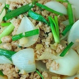 ข้าวหน้าหมูสับผัดต้นหอม, หอมใหญ่
