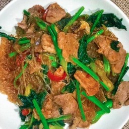 ข้าวหน้ากระเพราวุ้นเส้นหมูชิ้นใส่คะน้า