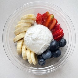 กรีกโยเกิร์ต x กล้วย x สตรอว์เบอร์รี x บลูเบอร์รี