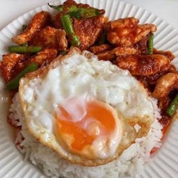 ข้าวหน้าผัดพริกแกงอกไก่ใส่ถั่วฝักยาว+ไข่ดาว