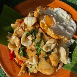 ข้าวราดเพราปลาหมึกหนอไม้ดอง