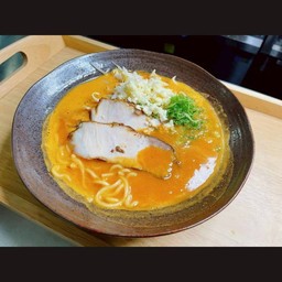 มิโซะราเมงกระเทียมสดเผ็ด สไตล์โอซาก้า