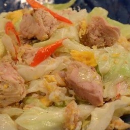 ข้าวหน้าผัดกะหล่ำปลีทูน่าใส่ไข่