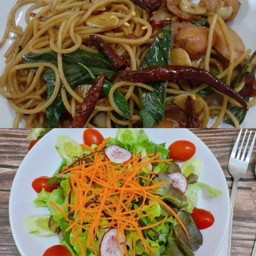 [เซตสุดฮิต] สปาเก็ตตี้กระเพราพริกแห้ง + สลัดผักไฮโดรฯ+น้ำสลัดครีม