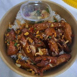 ข้าวหมูแดดเดียวคั่วพริกเกลือ