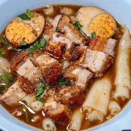 ก๋วยจั๊บหมูกรอบน้ำข้น(ตับ กระเพาะ เลือด ไข่)