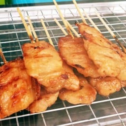 นอ-นายข้าวไข่ข้น หมูปิ้ง หมู่บ้านพีพี 9