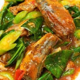 คะน้าปลากระป๋อง(ราดข้าว)