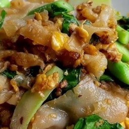 ผัดซีอิ๊วเส้นใหญ่ใส่ไข่