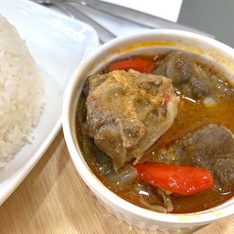 ข้าวแกงเผ็ดกระดูกอ่อนหมูมะเขือเปาะ