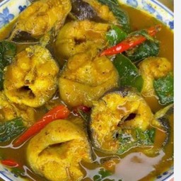 แกงคั่วกะทิปลาดุกใบยี่หร่า