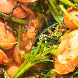 ข้าวหน้าผัดพริกแกงไส้กรอกผักบุ้งจีน