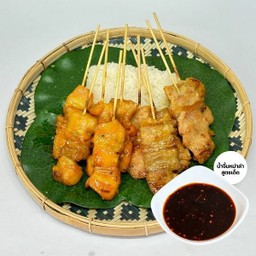 หมูปิ้งโบราณ 5 ไม้ และ ไก่แดง 5 ไม้ พร้อมข้าวเหนียว น้ำจิ้มหม่าล่าสูตรเด็ด