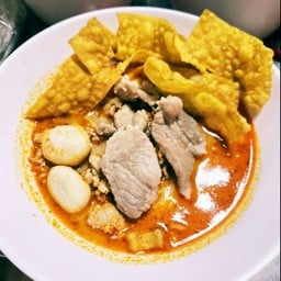 เกี๊ยวกรอบต้มยำหมู