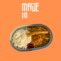 ข้าวไส้กรอกผัดผงกะหรี่ไข่เยิ้ม