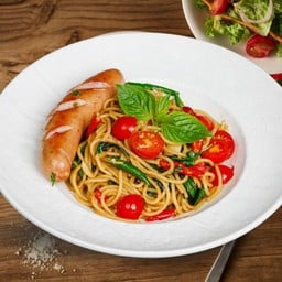 สปาเก็ตตี้ผัดพริกสดไส้กรอกพริกชูบริค