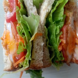 แซนวิชไข่ดาวไส้กรอกปูอัดสลัดผัก