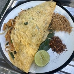 ผัดไทยห่อไข่