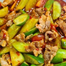 ข้าวหน้าผัดแตงกวาหมูชิ้นใส่พริกตำ, มะเขือเทศ